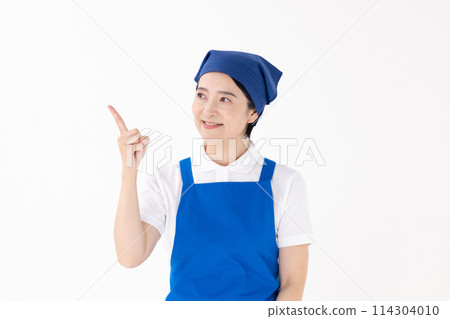 Middle-aged woman, uniform, apron, pointing 114304010