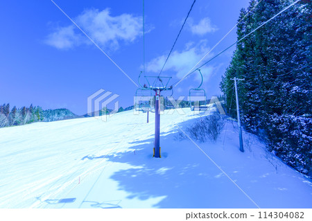 藍天和纜車上的滑雪場景觀 114304082