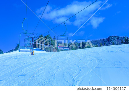 藍天和纜車上的滑雪場景觀 114304117