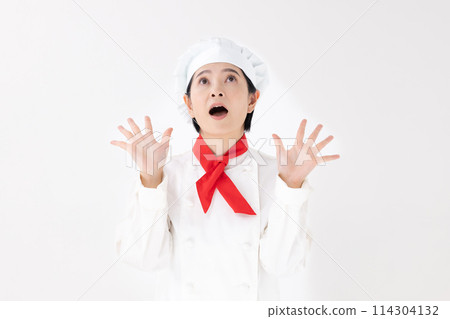 穿著廚師服的中年婦女驚訝 114304132