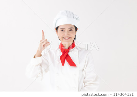 Middle-aged woman, chef uniform, pointing 114304151