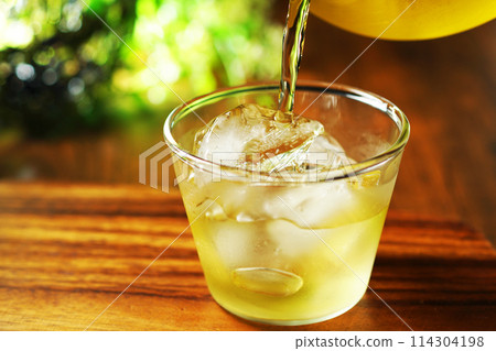 冷綠茶倒入玻璃杯中 冷綠茶倒入玻璃杯中 114304198