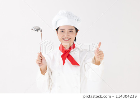 中年婦女做飯衣服豎起大拇指 114304239