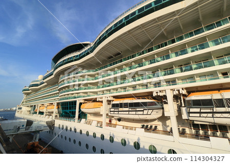 豪華遊輪停泊在橫濱港碼頭 114304327