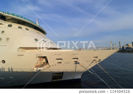 豪華遊輪停泊在橫濱港碼頭 114304328