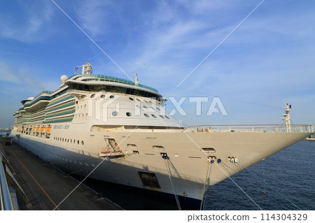 豪華遊輪停泊在橫濱港碼頭 114304329