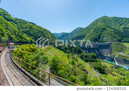 從車窗看到的大井川鐵道井川線長島水庫 從車窗看到的大井川鐵道井川線長島水庫 114308520