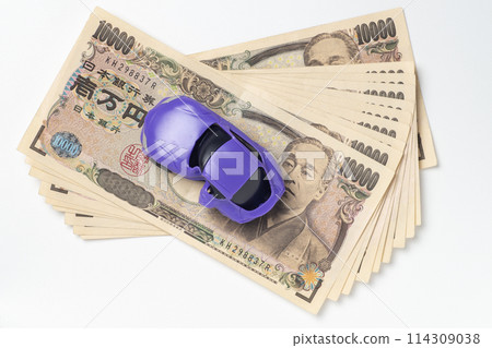 微型車和錢在交通事故中變形 微型車和錢在交通事故中變形 114309038