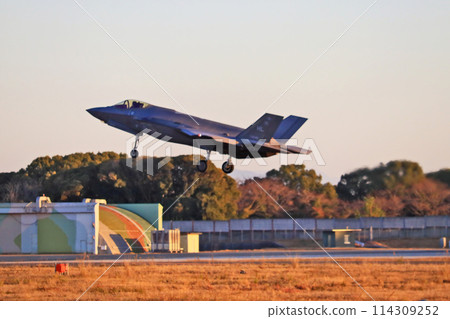 F-35A在福岡縣航空自衛隊築城基地進行日美聯合訓練 114309252