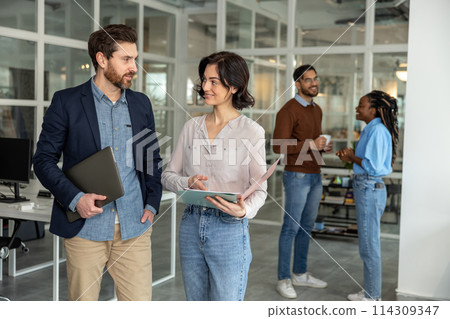 Coworking spaces foster collaboration among diverse professionals Coworking spaces foster collaboration among diverse professionals 114309347