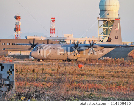 C-130J在福岡縣航空自衛隊築城基地進行日美聯合訓練 114309450