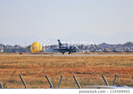 An F-2 fighter jet landed at the Japan Air Self-Defense Force's Tsukijyo Base in Chikujo County, Fukuoka Prefecture. 114309493