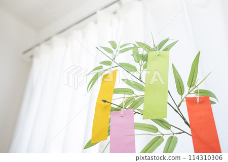 房子窗戶附近擺放著七夕裝飾品 114310306