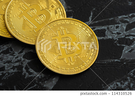虛擬貨幣比特幣與黑色背景 114310526
