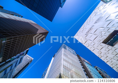 日本東京城市景觀-銀座2丁目周圍的建築物景觀= 5月5日（步行者天堂實施日） 114310806