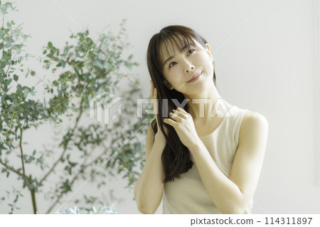 Young women doing hair care 114311897