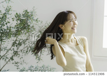 A young woman who hairdressing A young woman who hairdressing 114311906