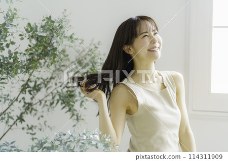 A young woman who hairdressing A young woman who hairdressing 114311909
