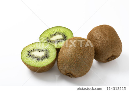 白色背景上有切片的綠色獼猴桃 114312215