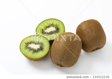 白色背景上有切片的綠色獼猴桃 114312216