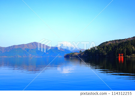 從神奈川縣蘆之湖/箱根町眺望富士山和和平鳥居 114312255