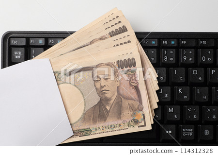 100,000 yen in an envelope and a keyboard 114312328