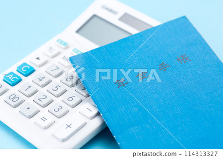 藍色退休金筆記本和計算器 114313327