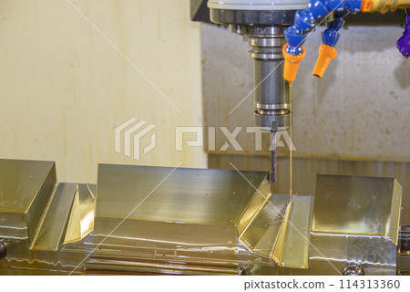 The CNC milling machine cutting the shell mold parts with oil coolant method. 114313360