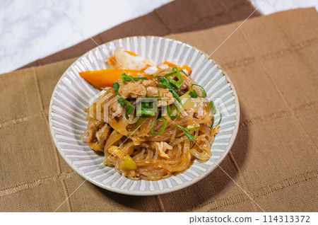 Sukiyaki-style stir-fried pork and glass noodles 114313372