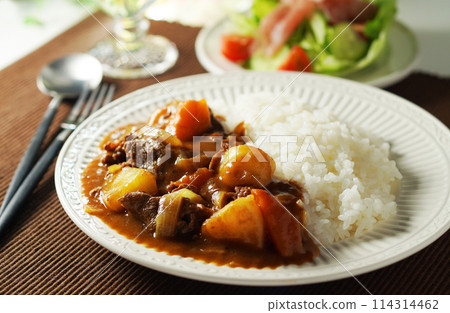 咖哩飯和生火腿沙拉 114314462