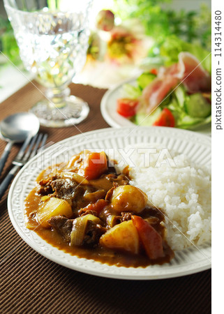 Curry rice and prosciutto salad 114314480