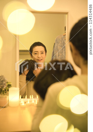 照顧假髮的中間女人 114314486