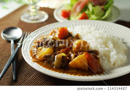 咖哩飯和生火腿沙拉 114314487