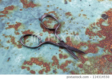 Vintage embroidery scissors on rusty background 114314550