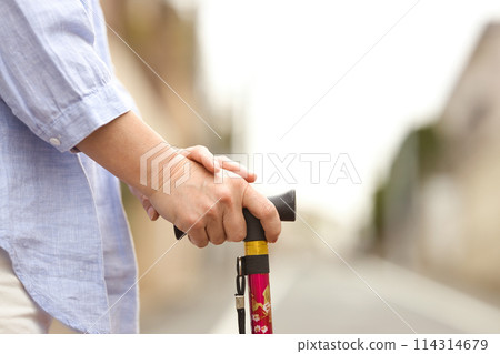 拿著拐杖的中年婦女的手 114314679