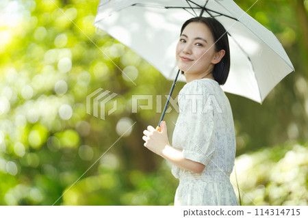 拿著遮陽傘的一個少婦 114314715