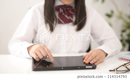 上在線課的女學生 114314793