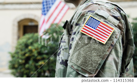 General Instills Valor In American Serviceman With Flag For His Service 114315368