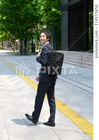 一個穿著西裝背著背包去上班的商人 114315656