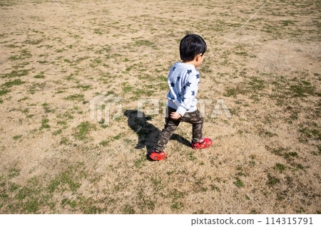 Infants playing in the plaza 114315791