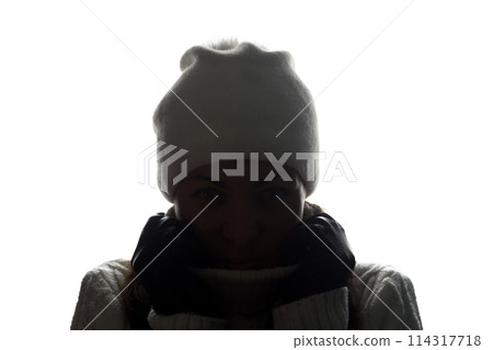 Young woman in hat and gloves look ahead - horizontal silhouette 114317718