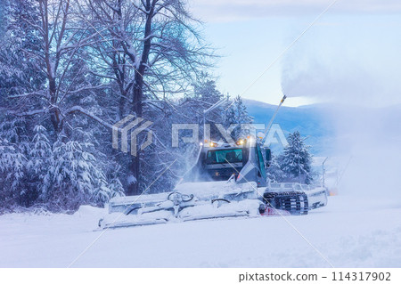 Snow groomer ratrack machine, ski slope 114317902