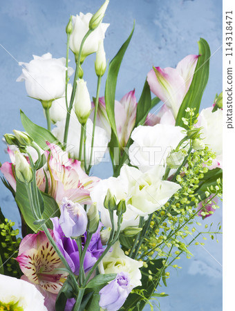 Elegant Flowers Bouquet 114318471