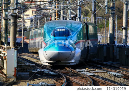 東北新幹線瓶頸...E5系列新幹線通過福島站地面交叉路口 東北新幹線瓶頸...E5系列新幹線通過福島站地面交叉路口 114319059