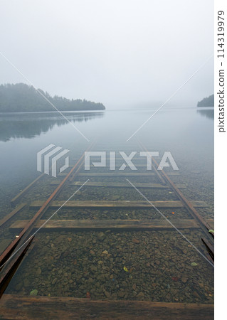 Hokkaido / The "Lakebed Railway" of Lake Shikaribetsu, invitingly stretching out in the fantastic morning mist. *Comments 114319979