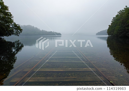 北海道/然別湖的“湖底鐵路”在神奇的晨霧中迷人地延伸 *評論 114319983
