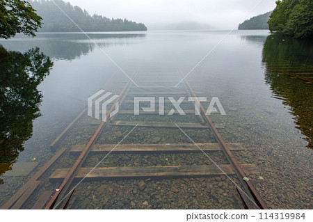 北海道/然別湖的“湖底鐵路”在神奇的晨霧中迷人地延伸 *評論 114319984