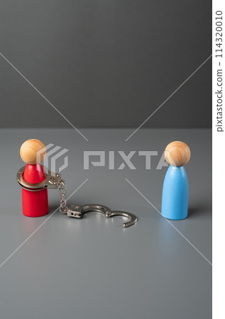 Avoid abusive relationships. Do not get close to a toxic person. Free yourself from the oppression and pressure of your partner. Get psychological help. Domestic confinement and violence. Avoid abusive relationships. Do not get close to a toxic person. Free yourself from the oppression and pressure of your partner. Get psychological help. Domestic confinement and violence. 114320010
