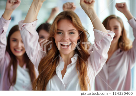 Group of people in the office celebrating success 114320400