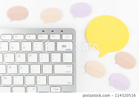Keyboard and sticky notes with speech bubbles. SNS image Keyboard and sticky notes with speech bubbles. SNS image 114320516